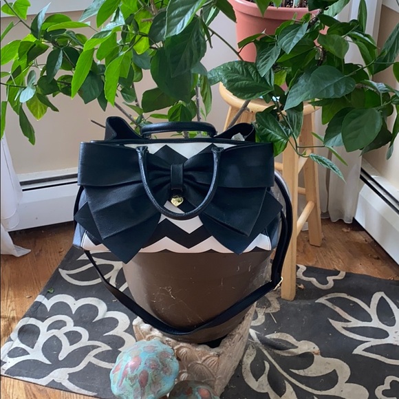 Betsey Johnson Handbags - 🖤💋XOX BETSEY Black & White Stripe Bag